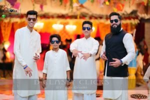 group photo, mehndi shoot, mehndi moment, wedding photography