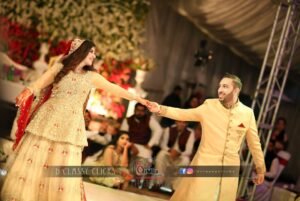 mehndi photography, dancing shot, bride and groom candid, candid shot, wedding photography