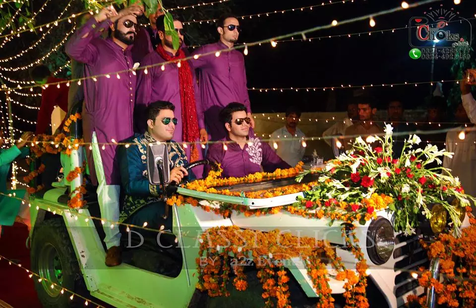 entry shot, candid, mehndi moments, wedding photographers